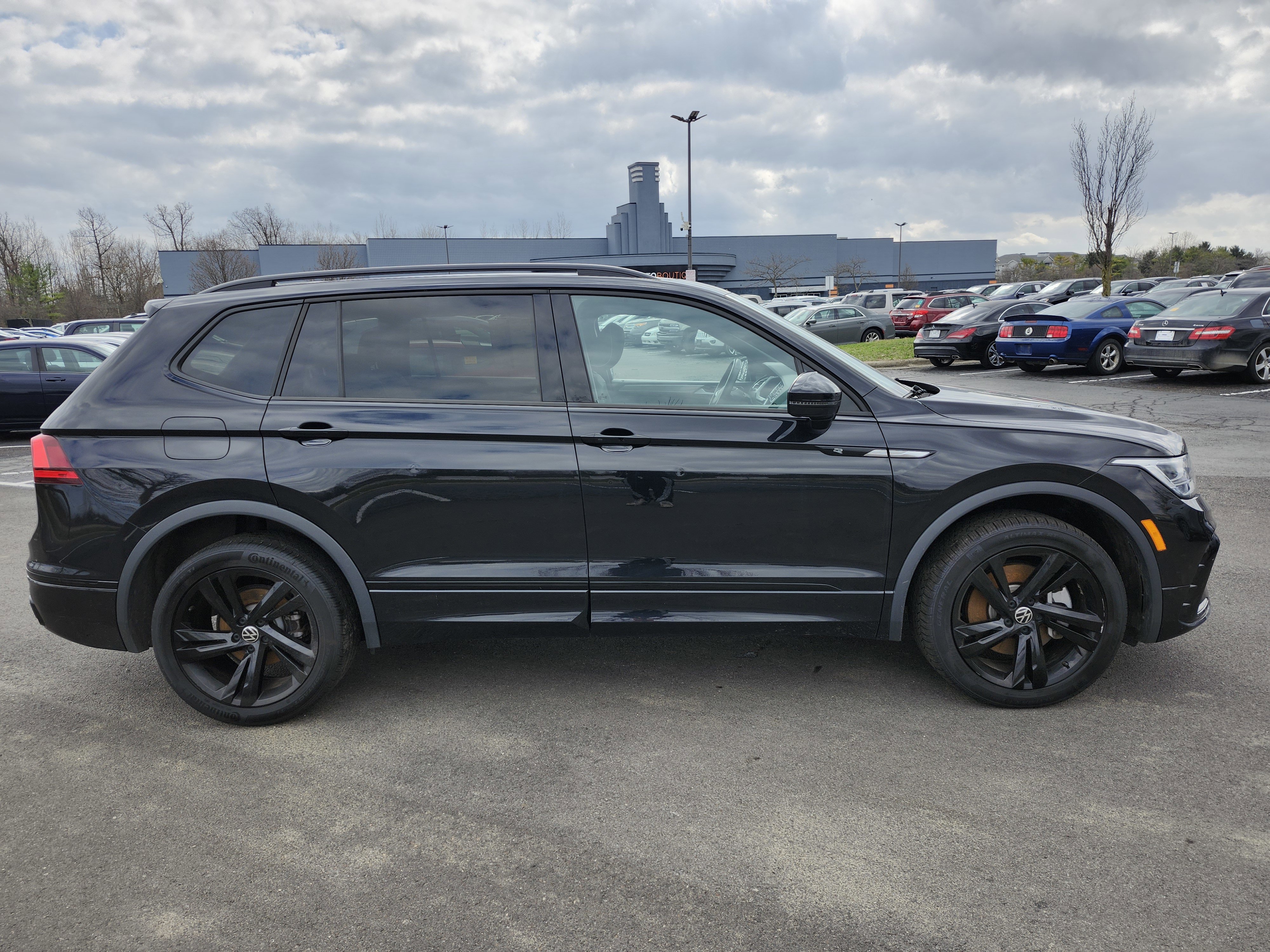 Used 2023 Volkswagen Tiguan SE R-Line image 17