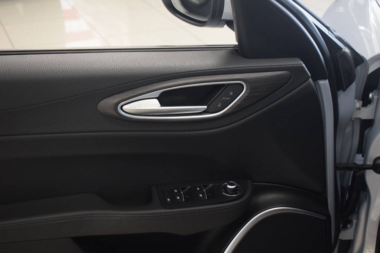 Used 2022 Alfa Romeo Giulia Ti RWD image 23