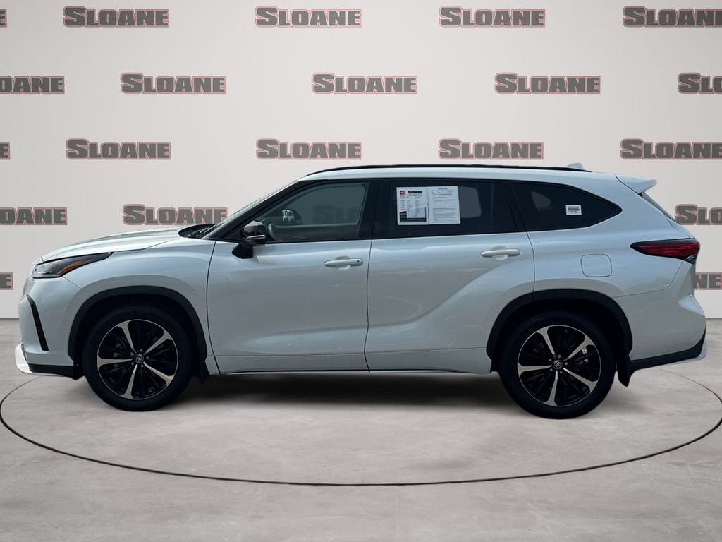 Used 2022 Toyota Highlander XSE AWD/4WD image 2