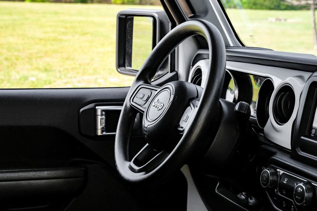 Used 2023 Jeep Gladiator Sport image 17