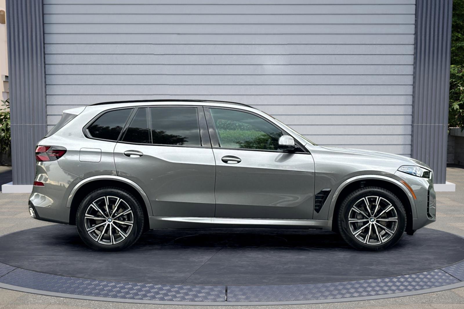 New 2026 BMW X5 xDrive40i w/ M Sport Package image 3
