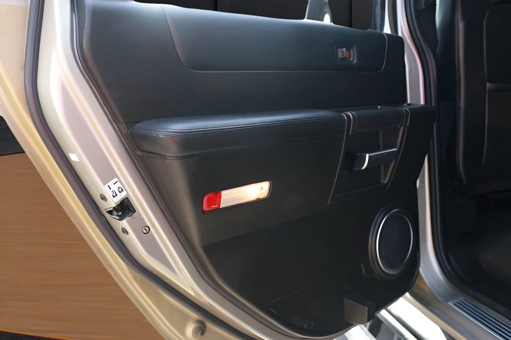 Used 2005 HUMMER H2 w/ Preferred Equipment Group image 21