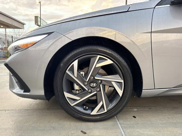 Used 2025 Hyundai Elantra Limited image 4