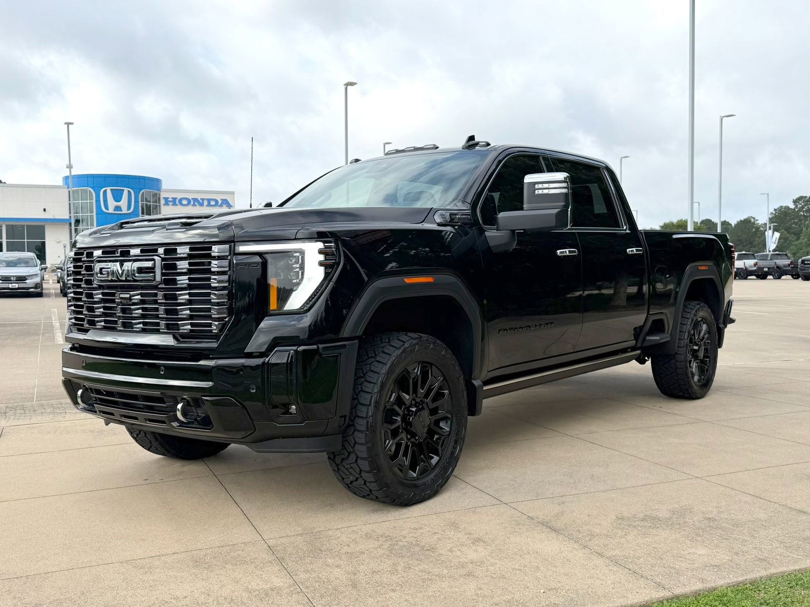 Used 2026 GMC Sierra 2500 Denali Ultimate w/ LPO, Black Badging Package AWD/4WD image 3