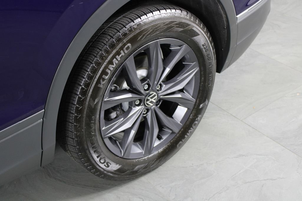 Used 2022 Volkswagen Tiguan SE w/ Panoramic Sunroof Package image 12