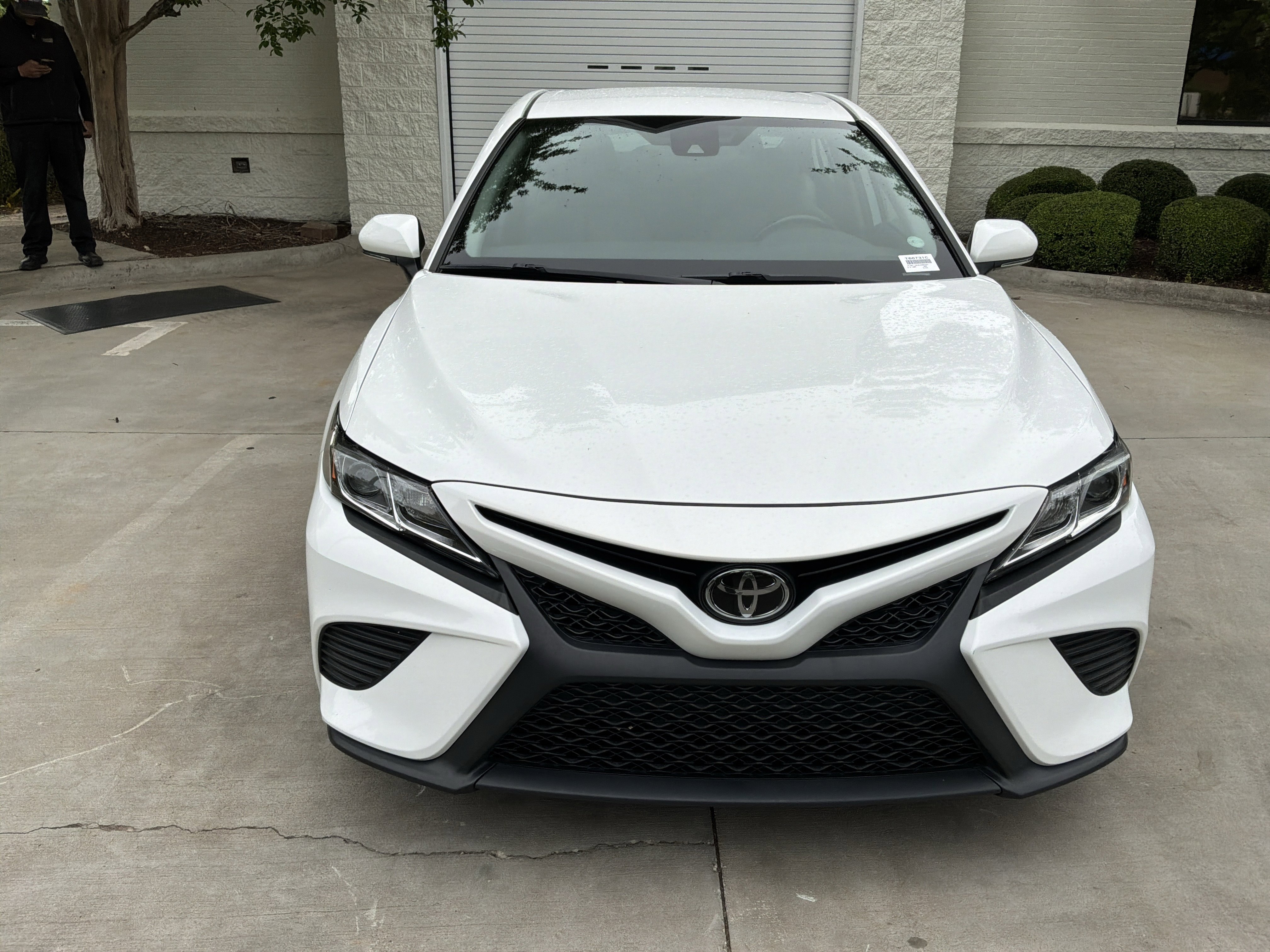 Used 2020 Toyota Camry SE w/ Convenience Package FWD image 3