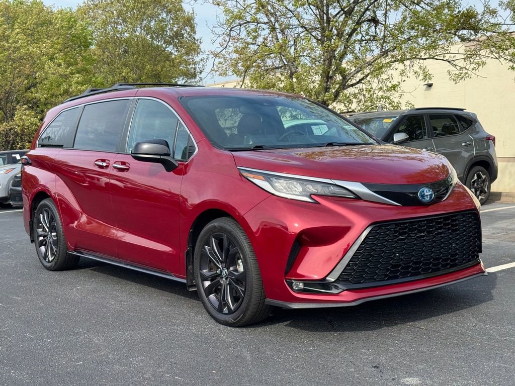 Used 2022 Toyota Sienna XSE image 1
