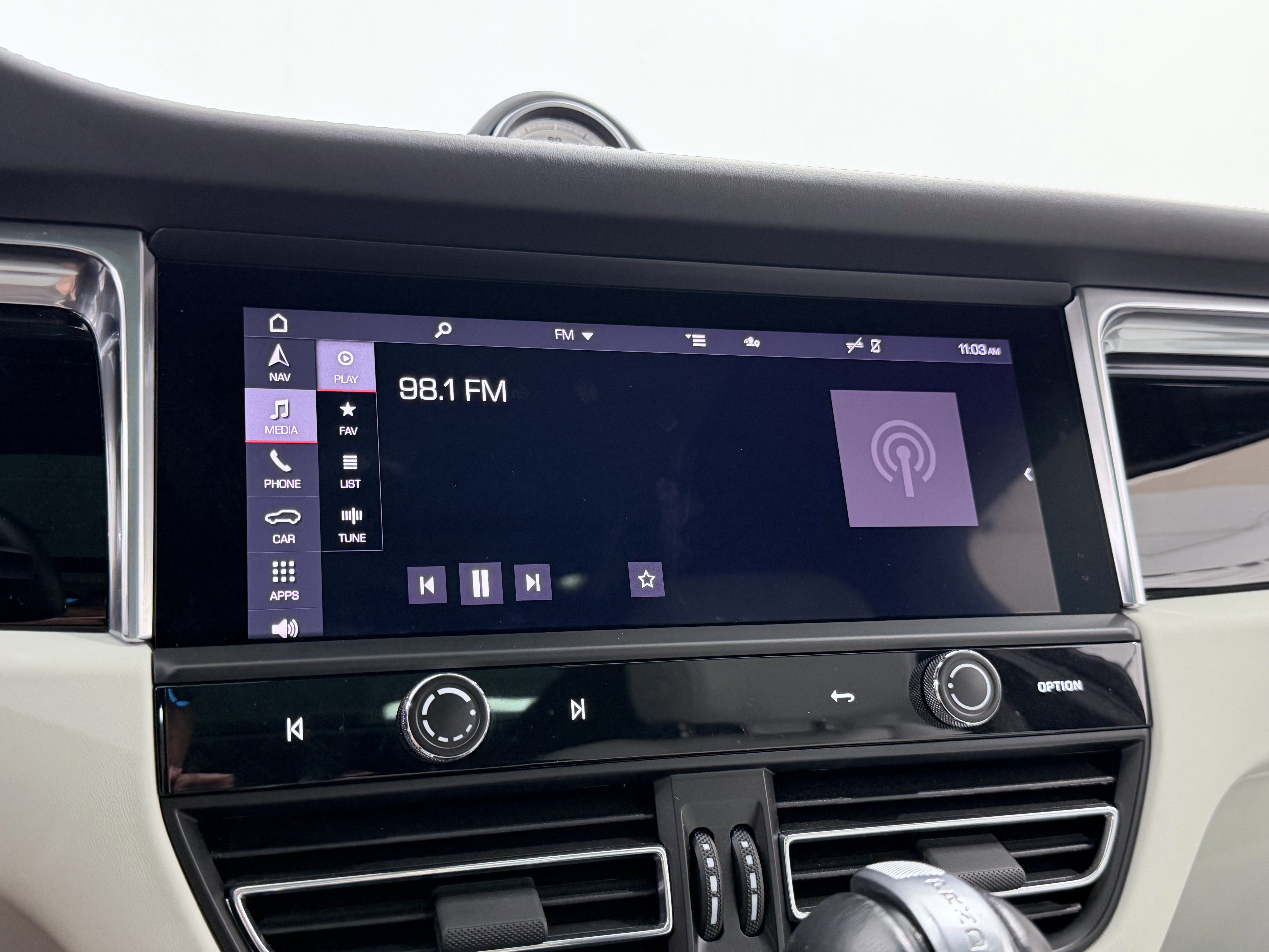 Certified 2023 Porsche Macan Turbo AWD/4WD image 46