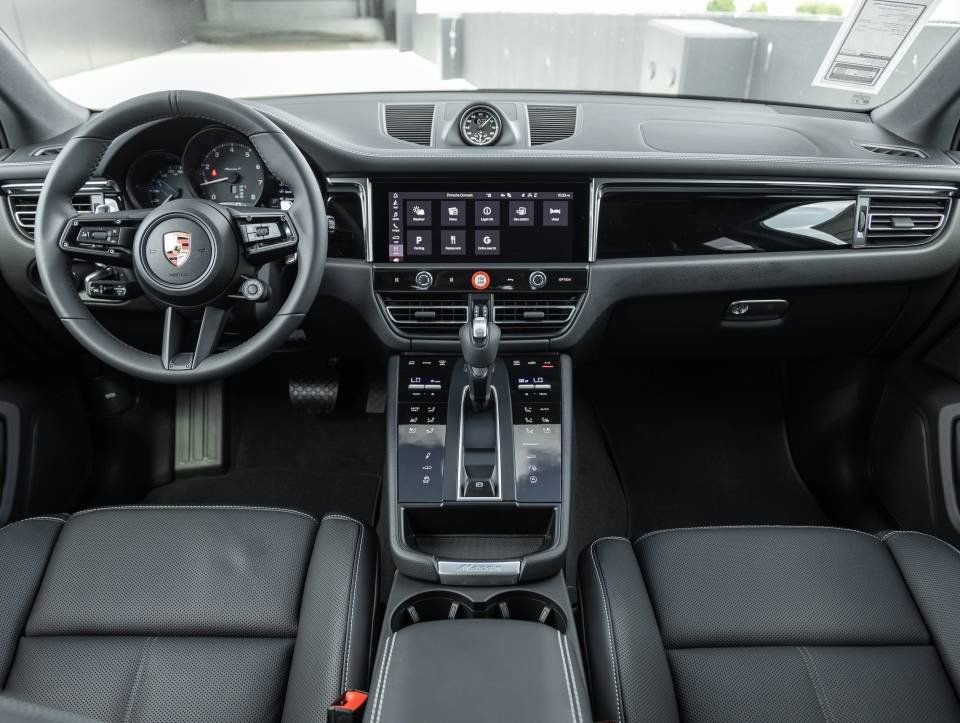 Certified 2025 Porsche Macan Turbo image 12