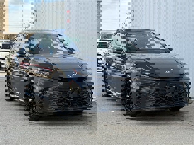 Used 2025 Toyota Camry SE image 2