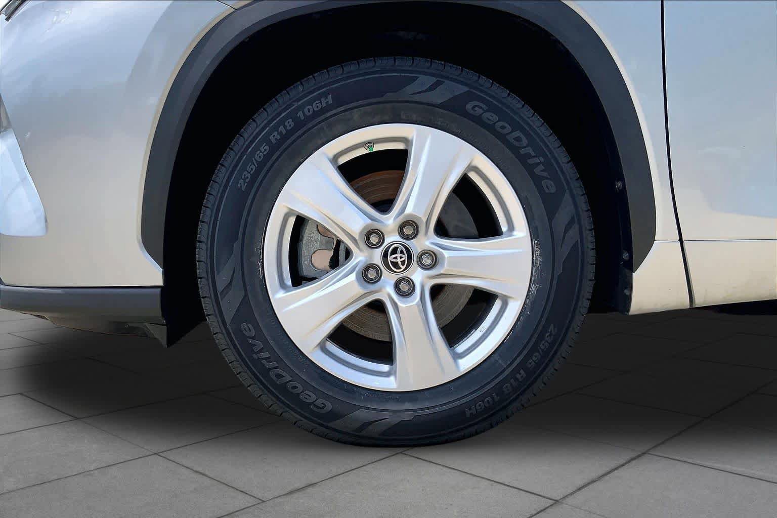 Used 2023 Toyota Highlander LE FWD image 11