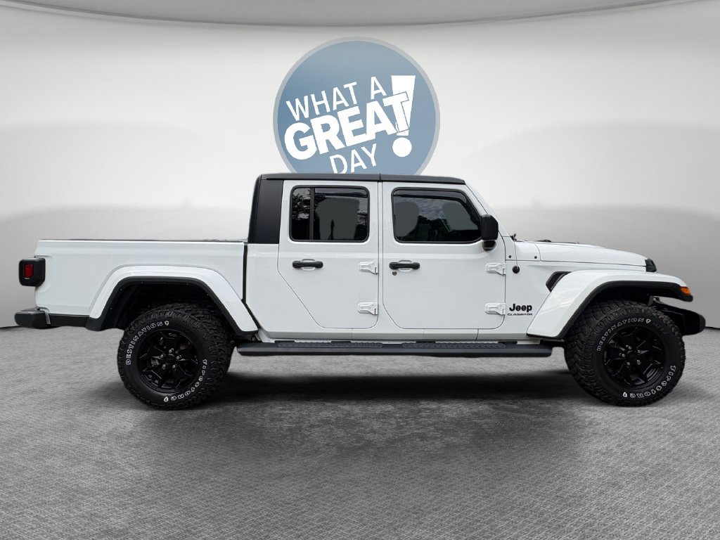 Certified 2022 Jeep Gladiator Sport AWD/4WD image 2