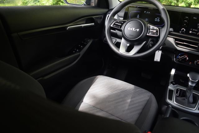 Used 2025 Kia Seltos LX AWD/4WD image 2