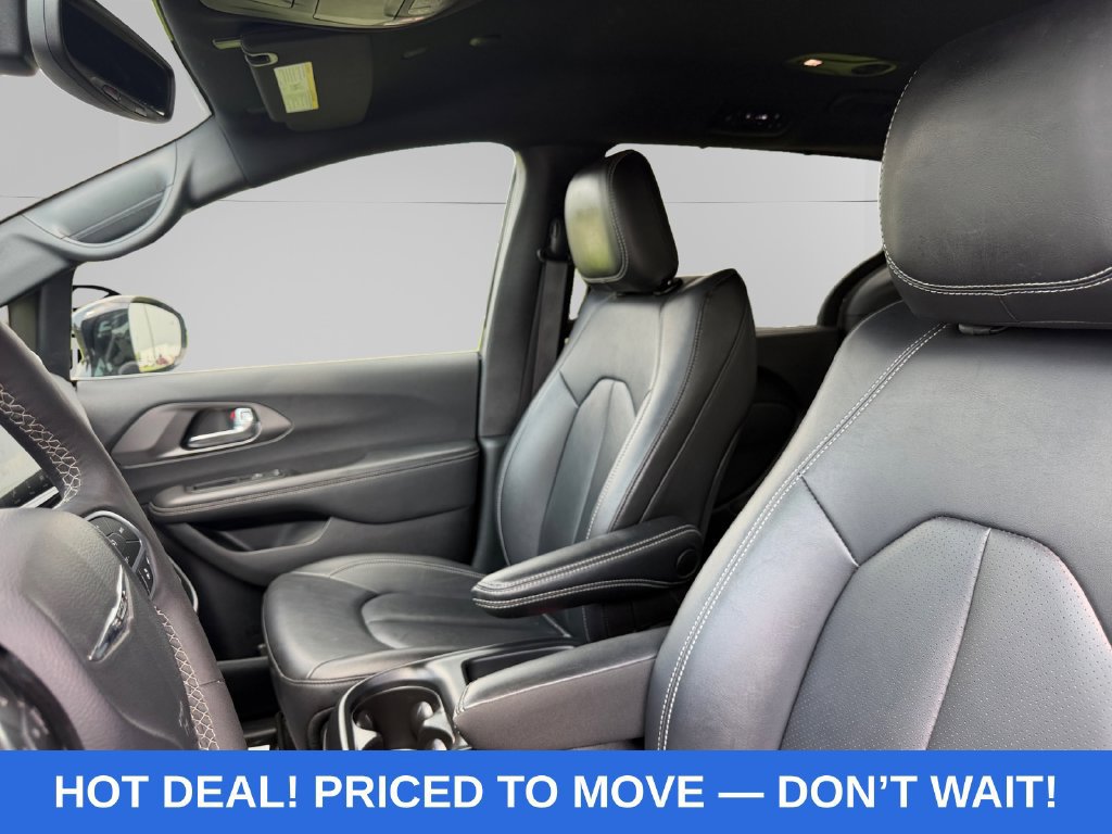 Used 2025 Chrysler Pacifica Select FWD image 9