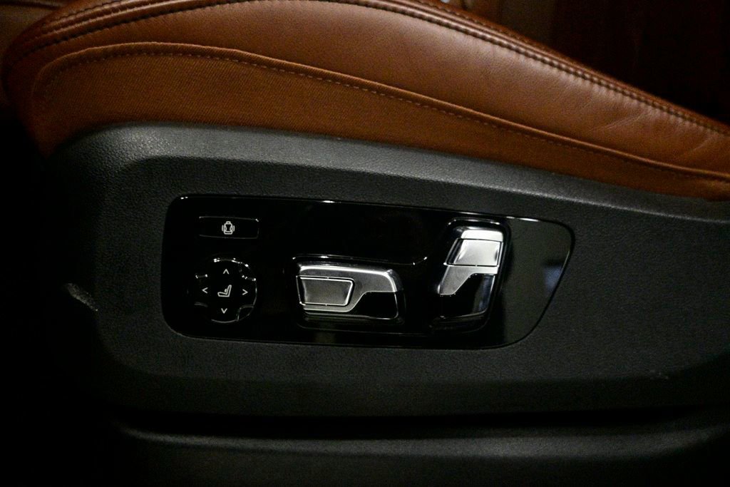 Used 2025 BMW X7 M60i image 21
