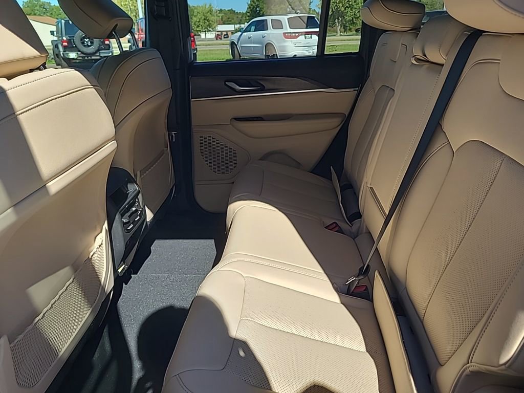 New 2025 Jeep Grand Cherokee Limited w/ Luxury Tech Group II image 15