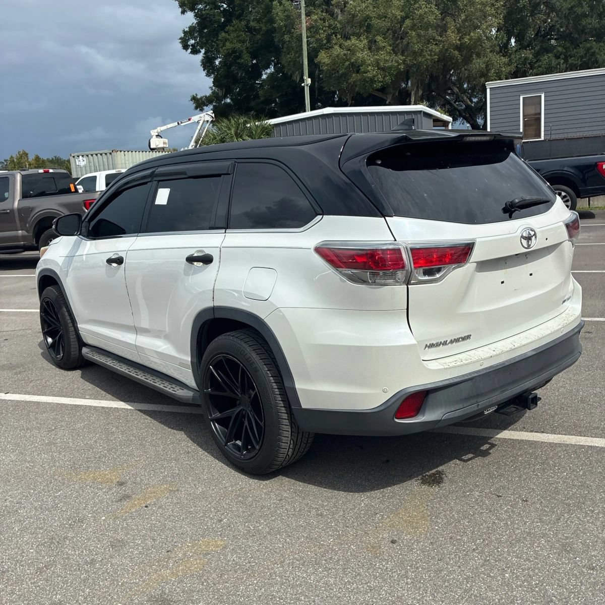 Used 2016 Toyota Highlander Limited w/ Driver Technology Package FWD image 3