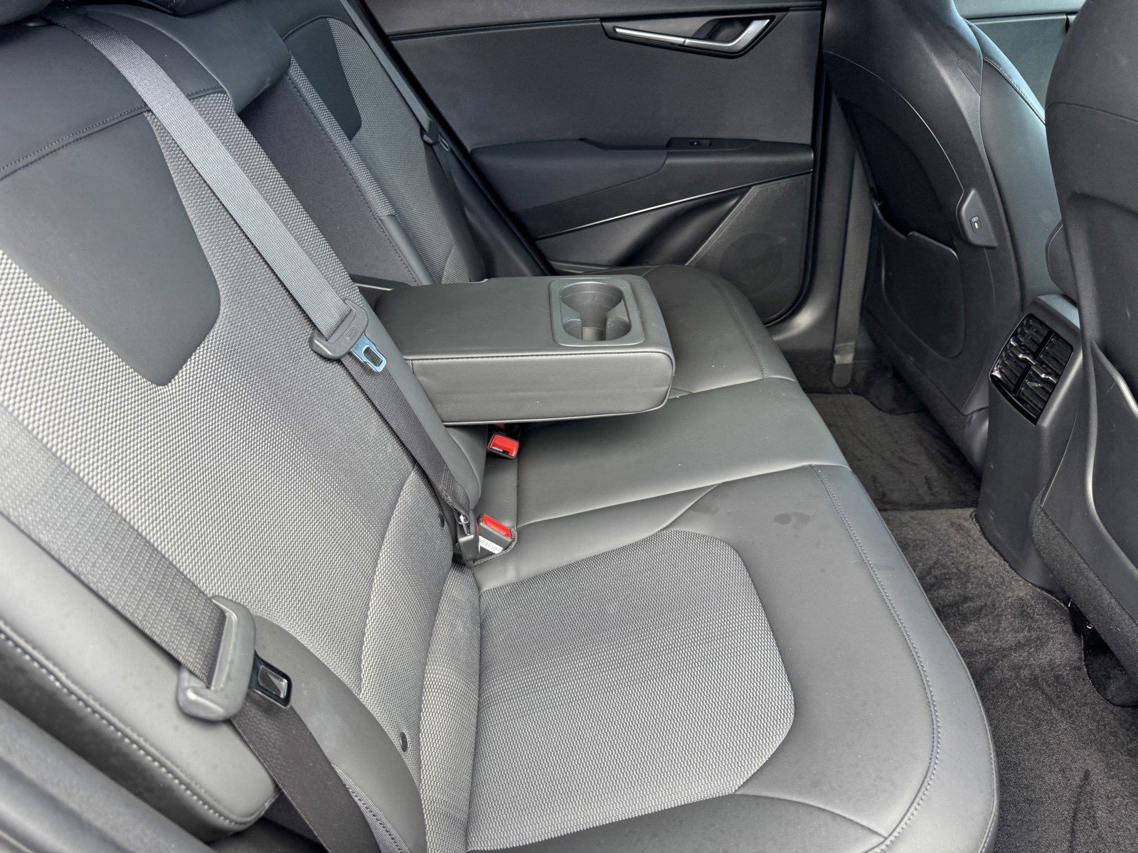 Used 2023 Kia Niro EX image 10