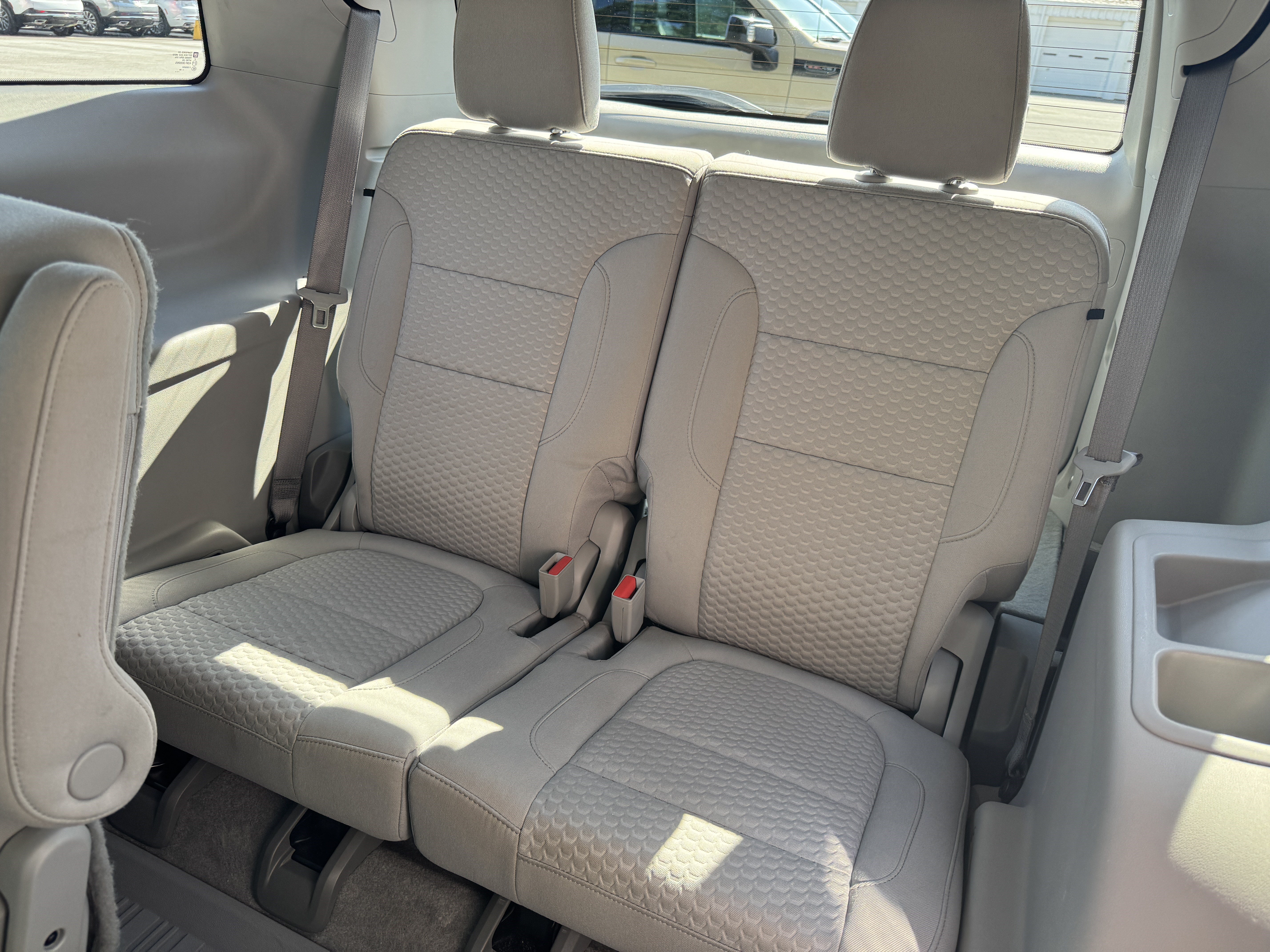 Used 2019 GMC Acadia SLE w/ LPO, Black Accent Package FWD image 19