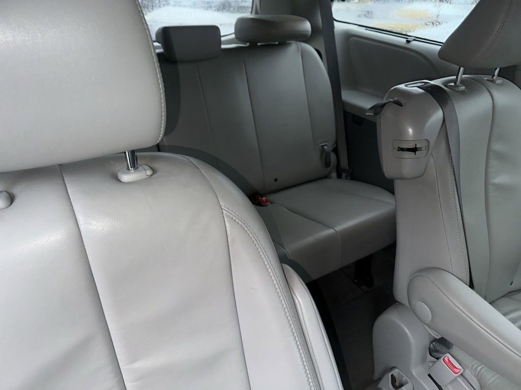 Used 2013 Toyota Sienna XLE image 20