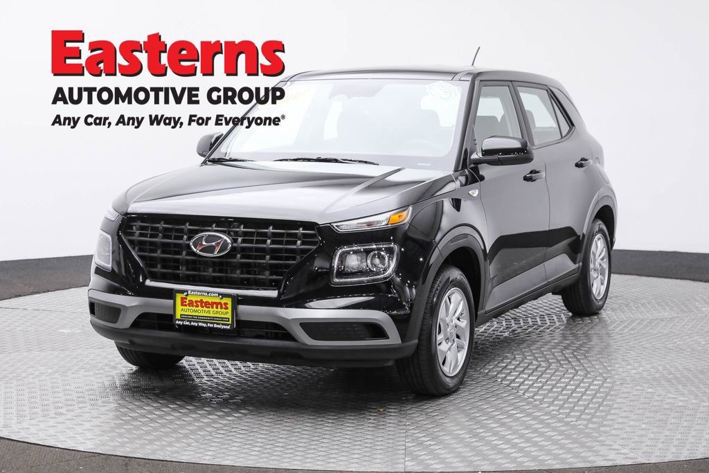 Used 2025 Hyundai Venue SE image 1