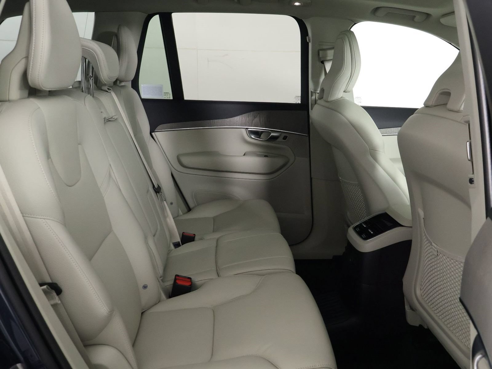 Certified 2025 Volvo XC90 T8 Plus w/ Protection Package Premier AWD/4WD image 30