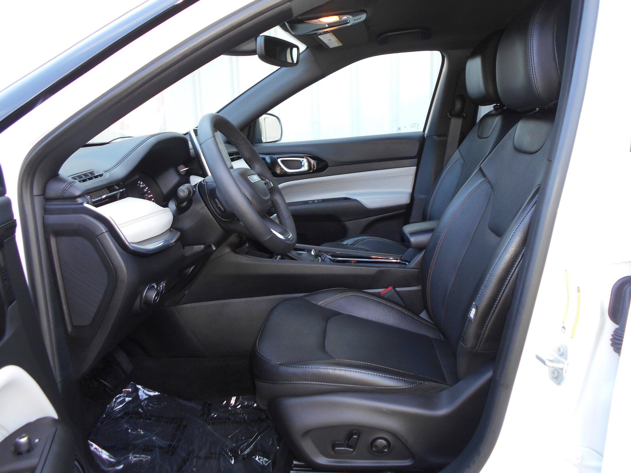 Certified 2023 Jeep Compass Limited AWD/4WD image 6