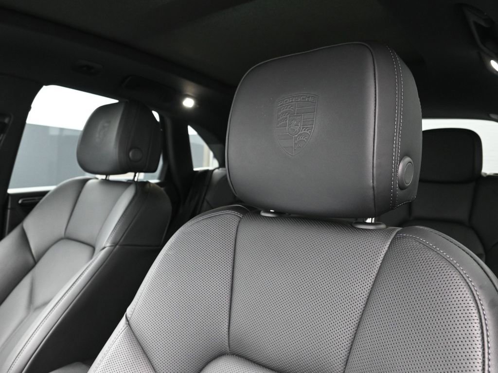 Certified 2025 Porsche Macan AWD/4WD image 16