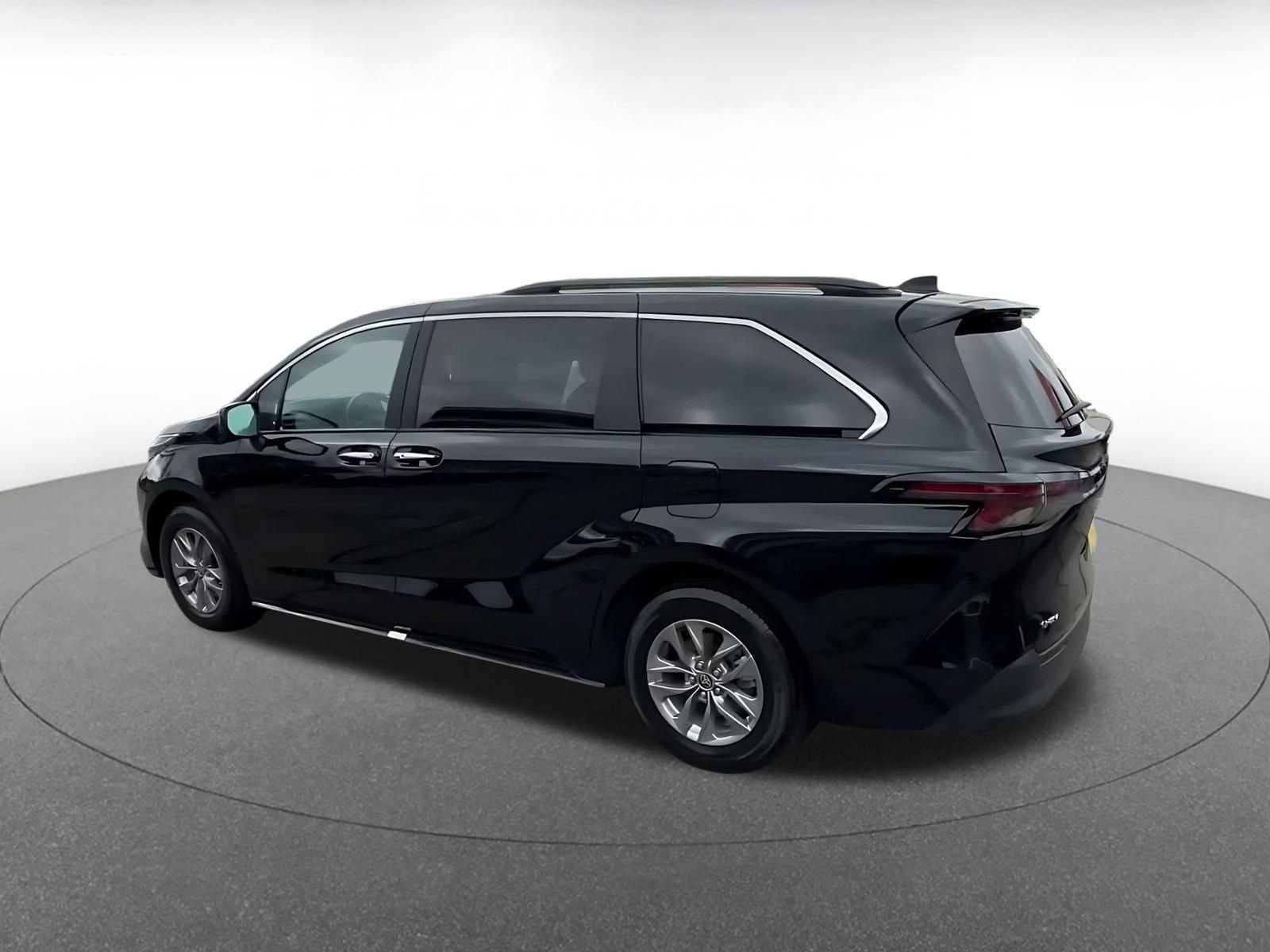 Used 2025 Toyota Sienna XLE FWD image 9