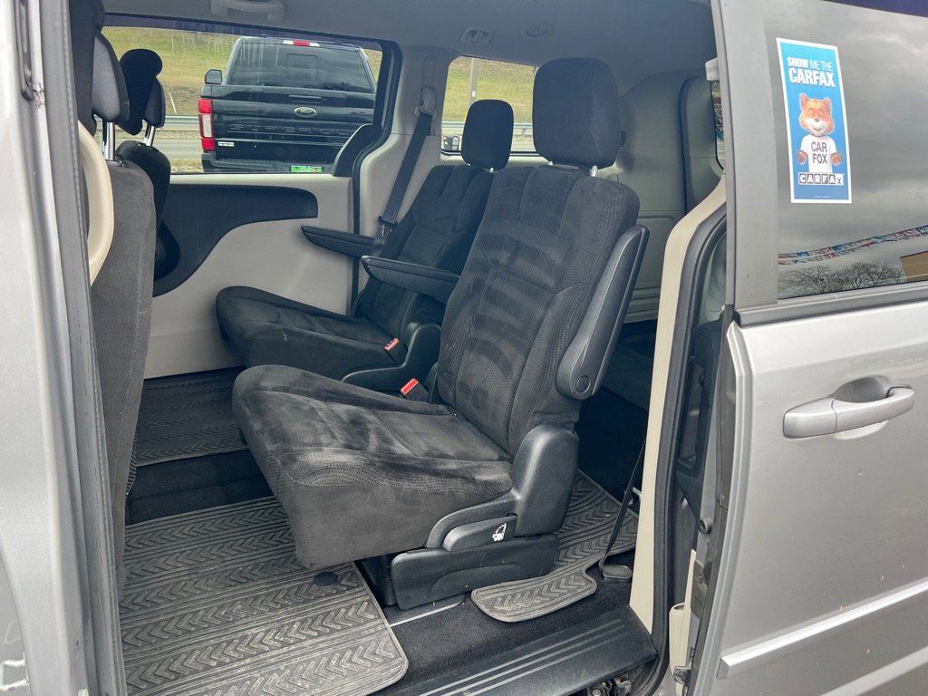 Used 2016 Dodge Grand Caravan SXT w/ UConnect Hands-Free Group image 11