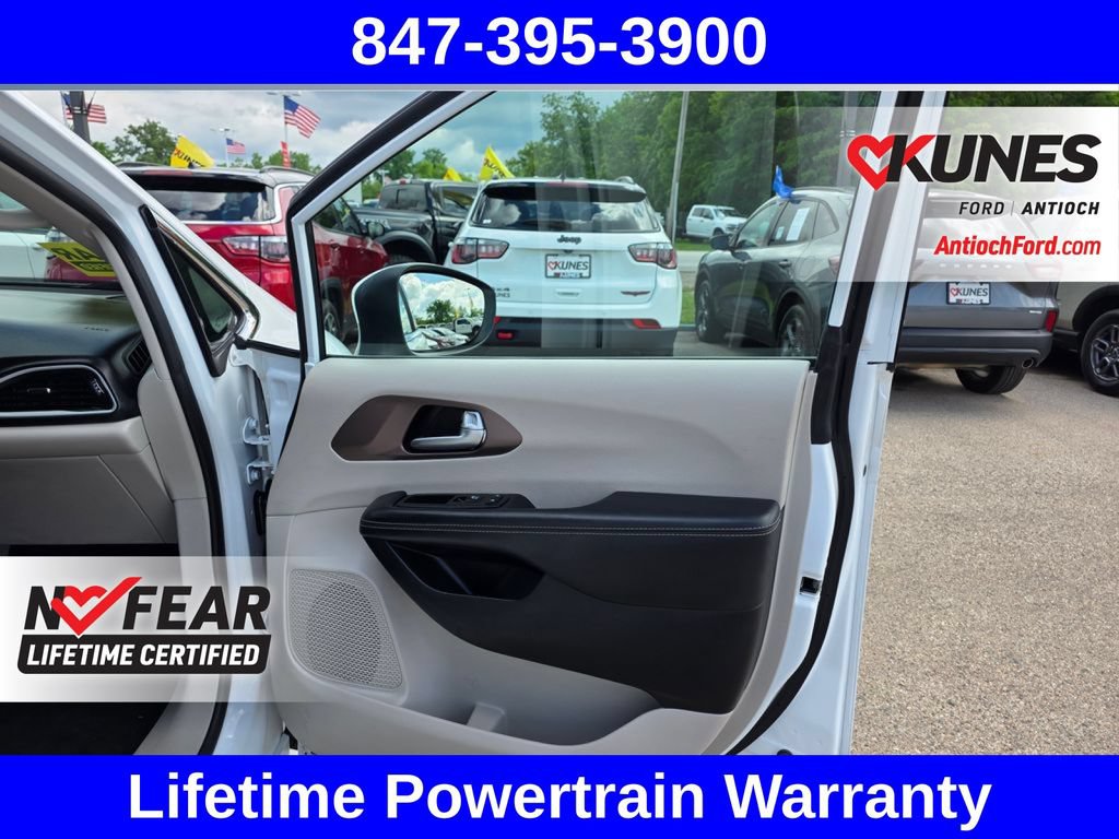 Used 2023 Chrysler Voyager LX FWD image 43