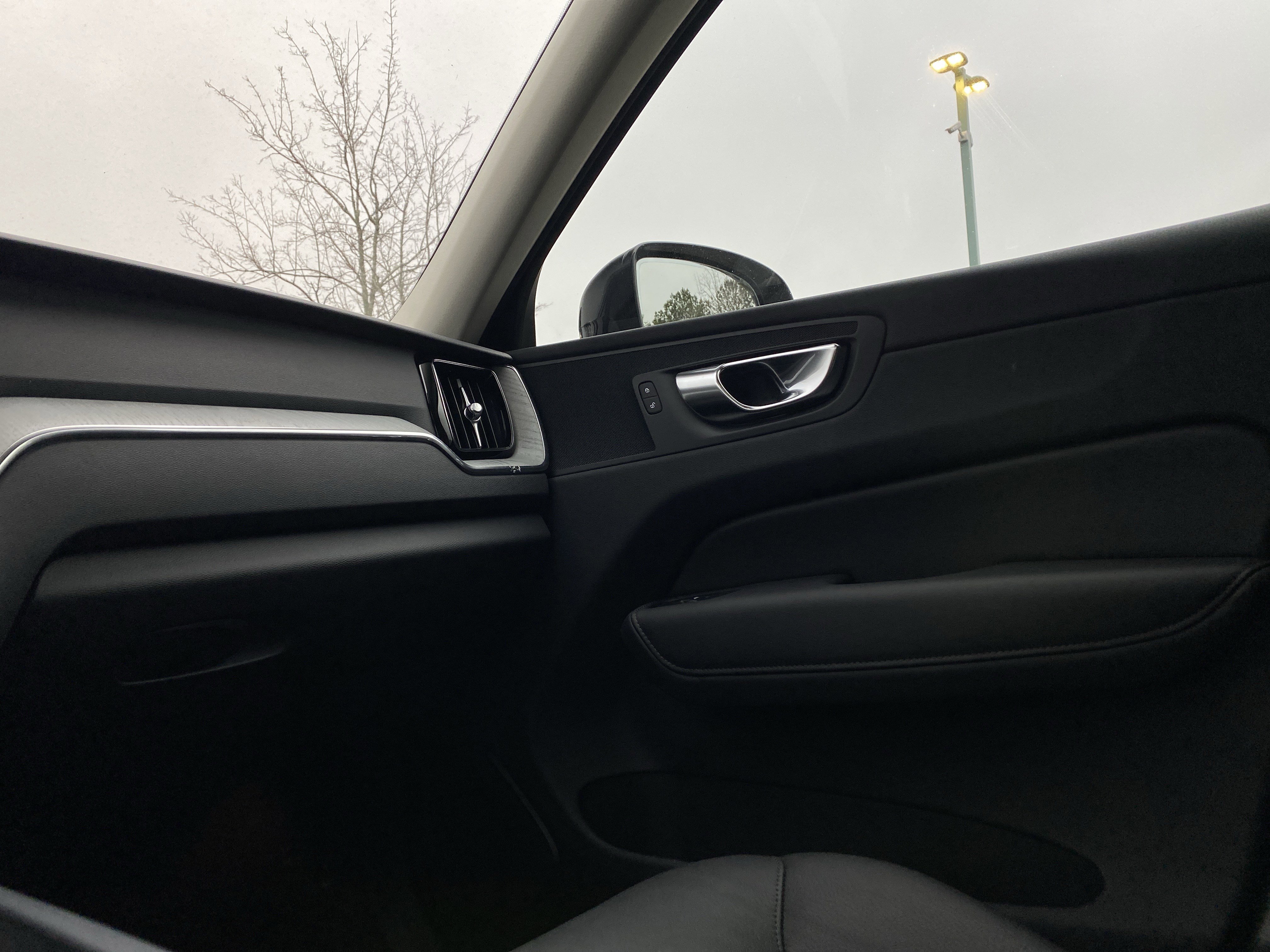 Used 2025 Volvo XC60 B5 Plus image 19