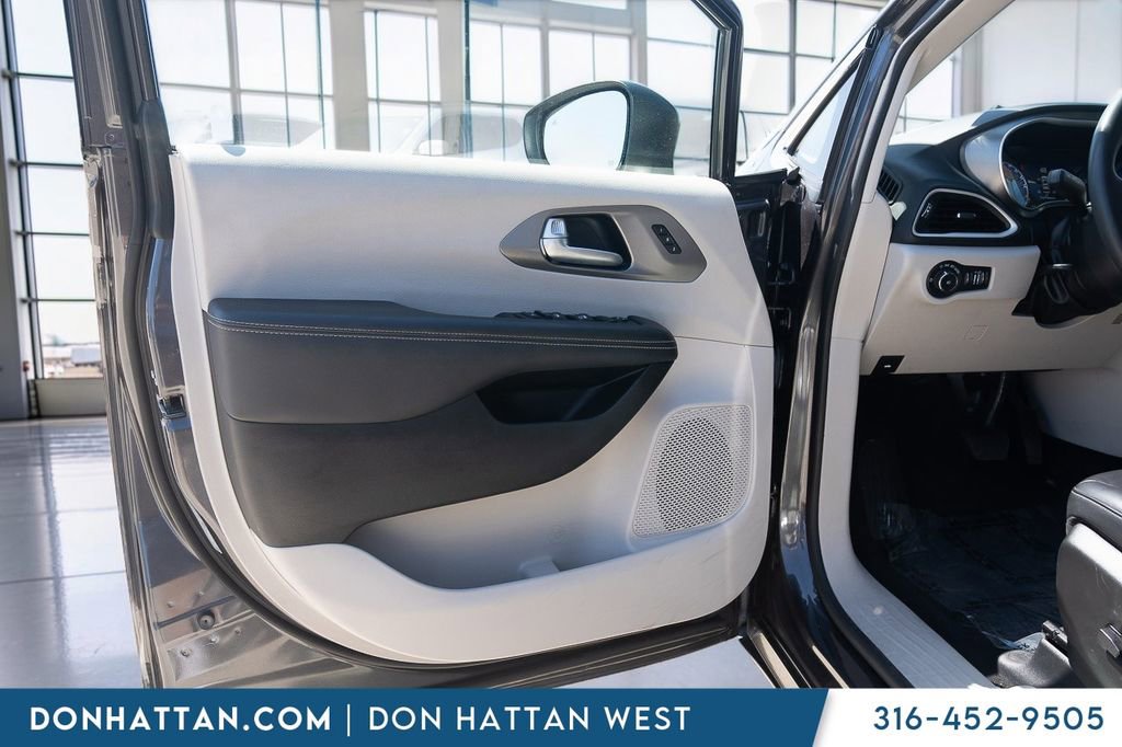 Used 2023 Chrysler Pacifica Touring-L FWD image 12