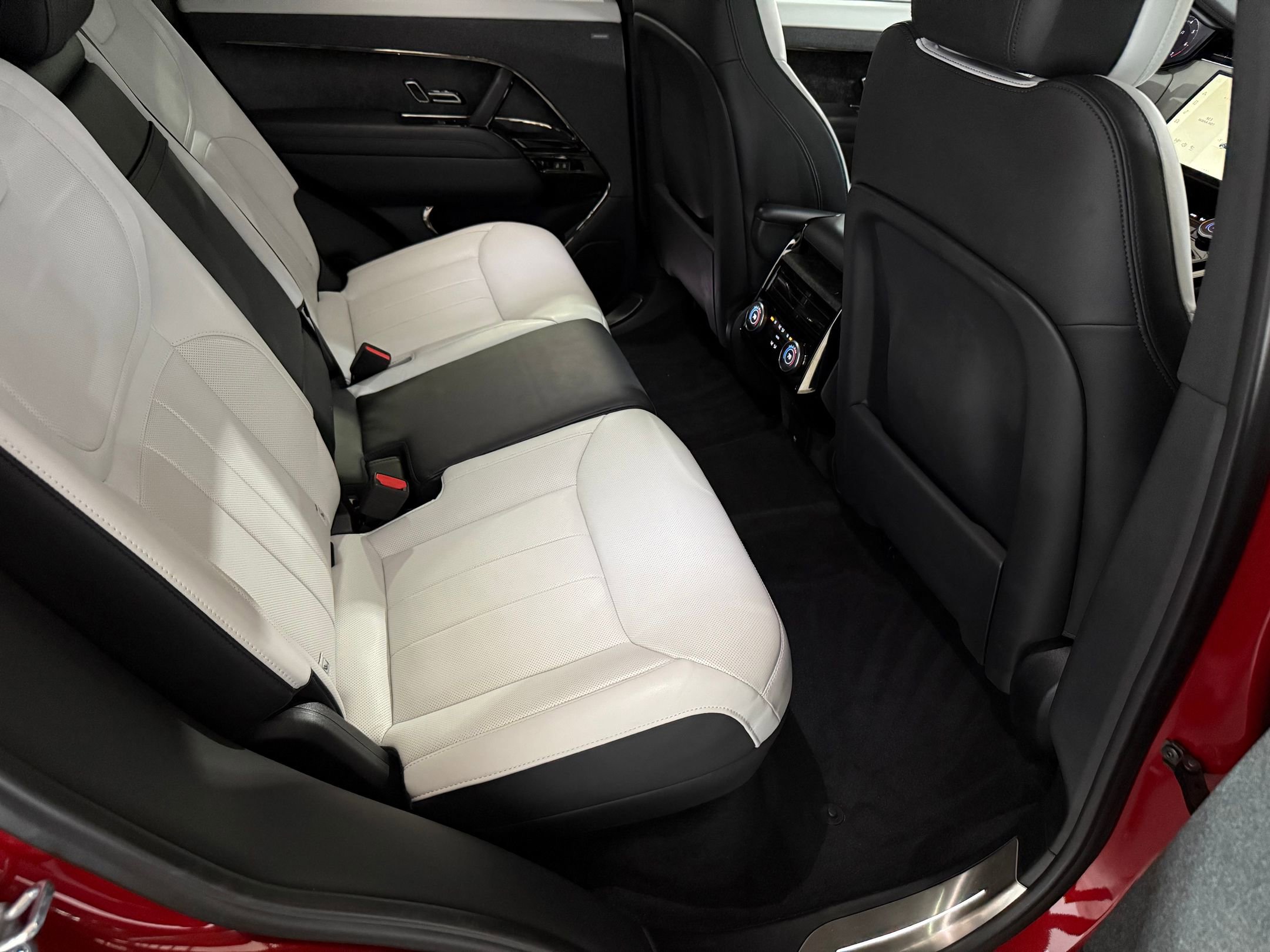 Used 2023 Land Rover Range Rover Sport SE Dynamic image 48