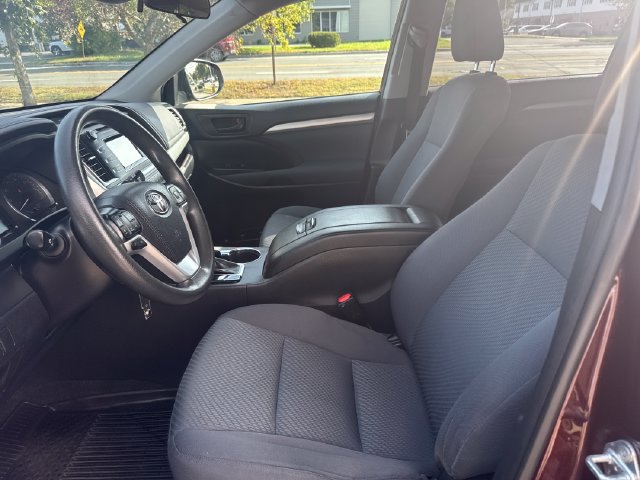 Used 2019 Toyota Highlander LE AWD/4WD image 13