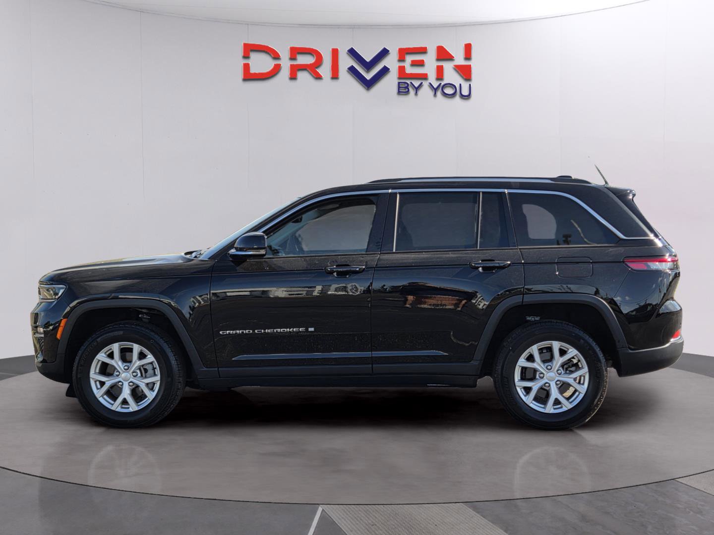 Used 2023 Jeep Grand Cherokee Limited AWD/4WD image 2