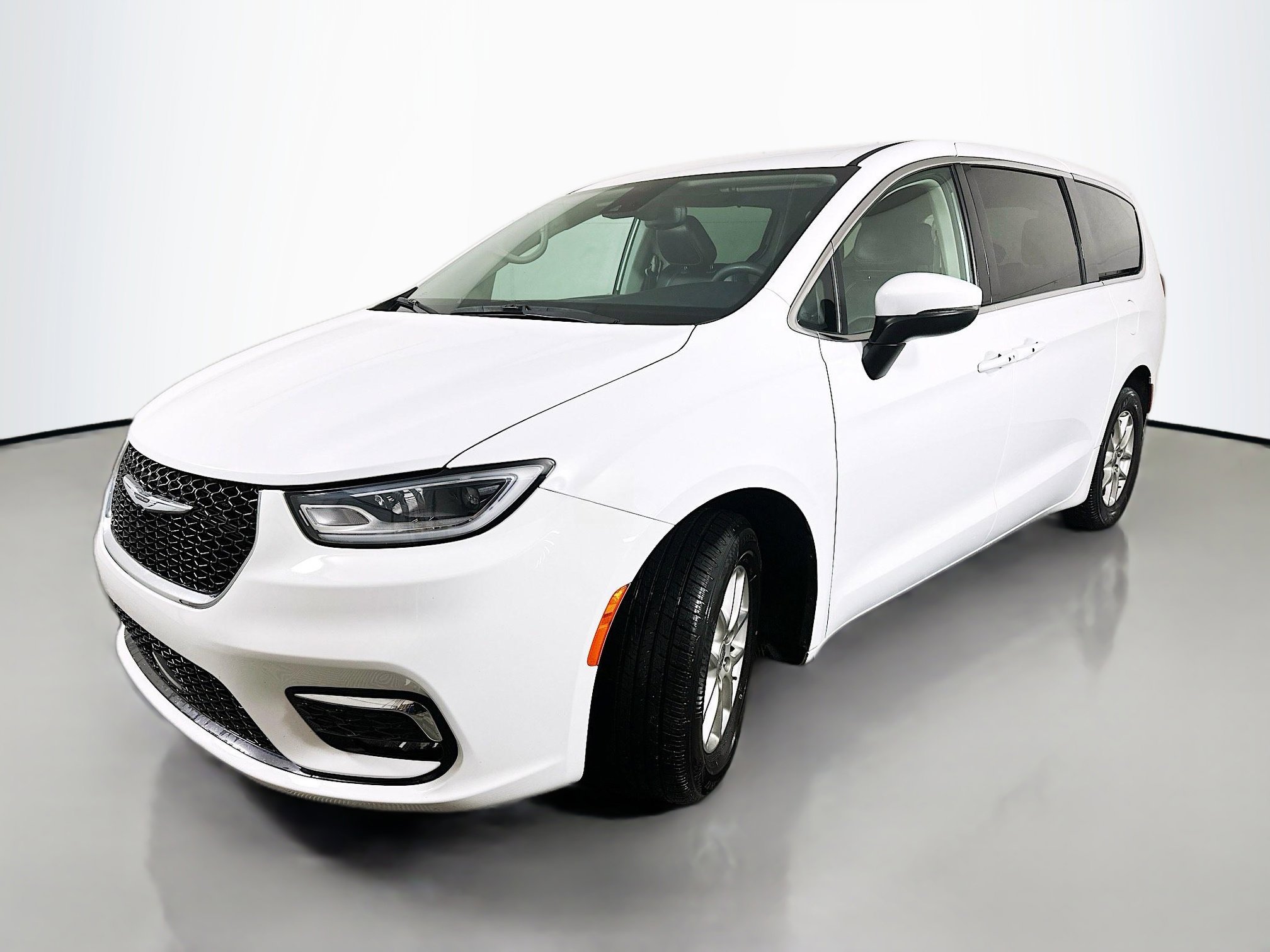 Used 2023 Chrysler Pacifica Touring-L image 3