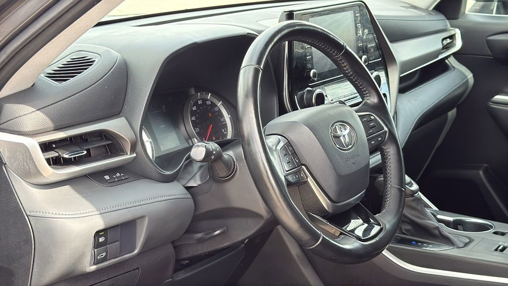 Used 2021 Toyota Highlander LE FWD image 9