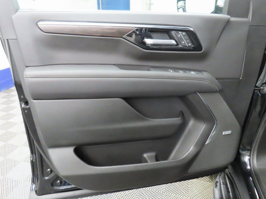 Used 2025 Chevrolet Suburban Premier AWD/4WD image 67