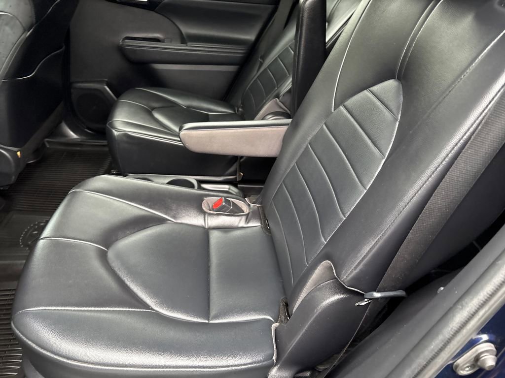Used 2022 Toyota Highlander XLE AWD/4WD image 10