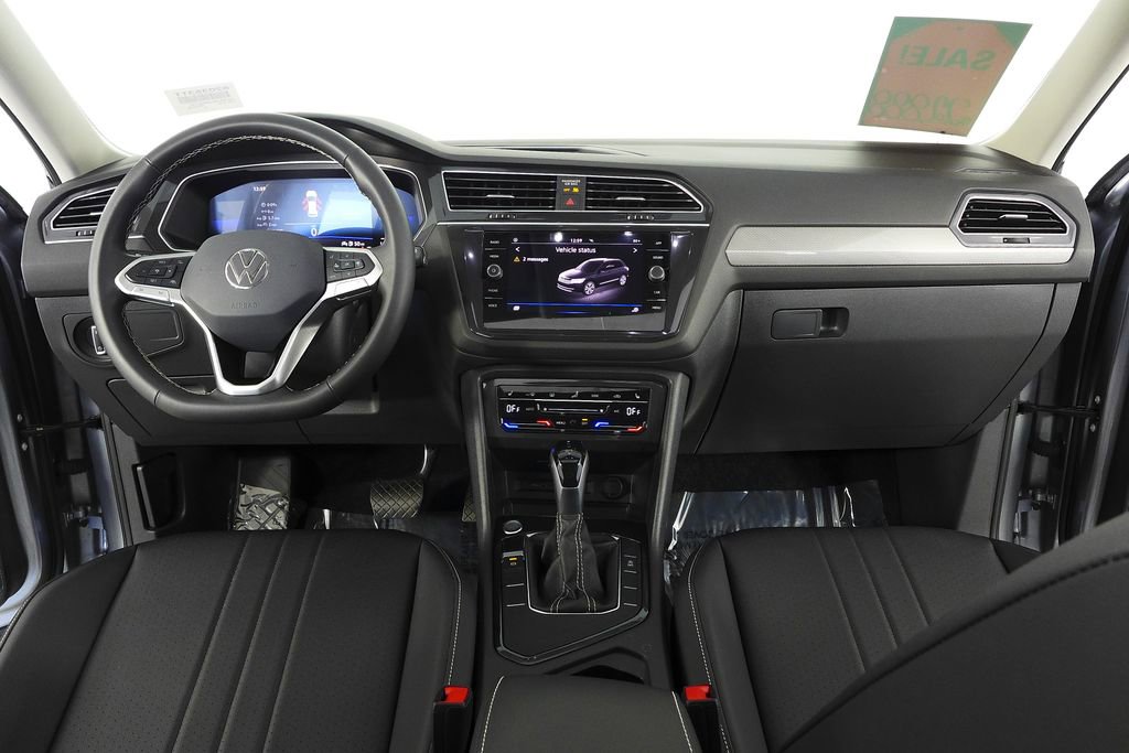 Used 2024 Volkswagen Tiguan SE w/ Panoramic Sunroof Package image 25