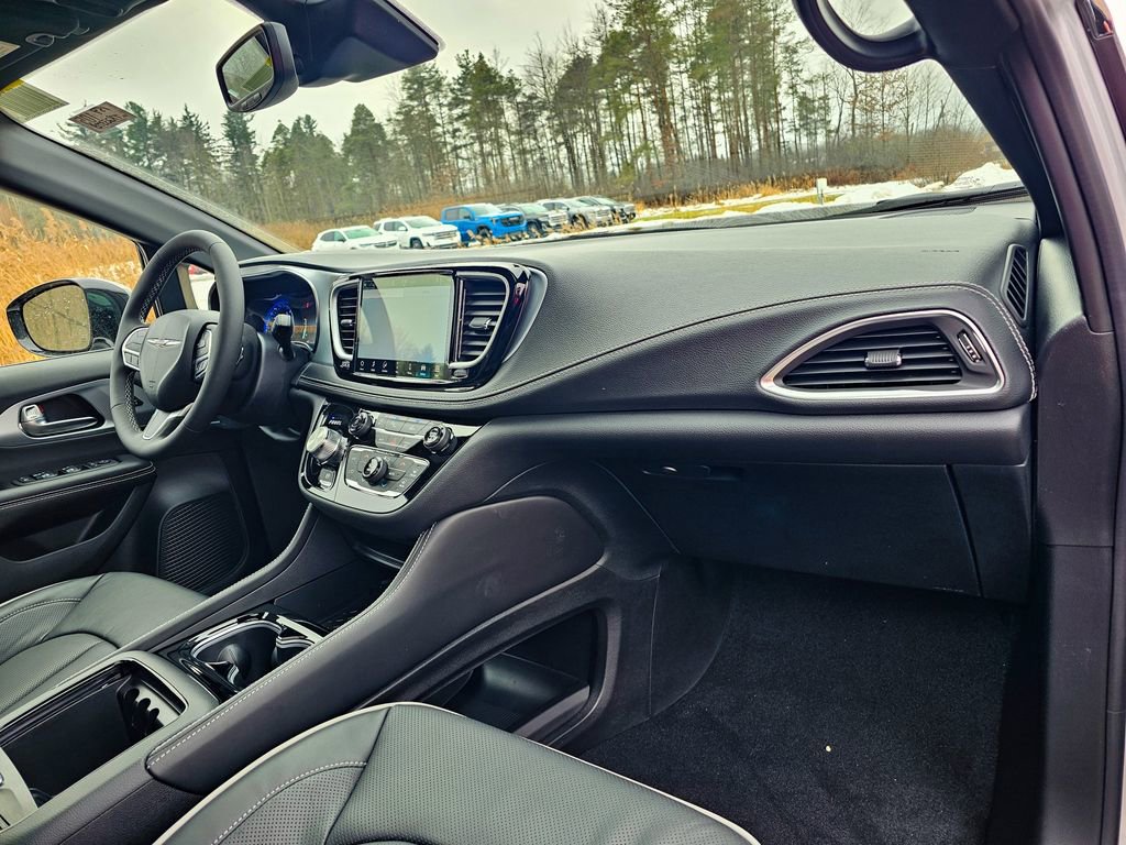 New 2026 Chrysler Pacifica Limited image 43