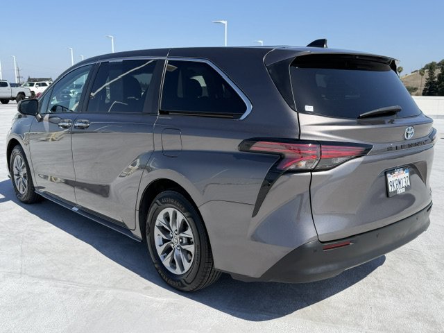 Certified 2022 Toyota Sienna XLE FWD image 5