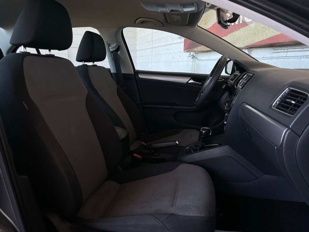 Used 2019 Toyota Camry SE FWD image 19