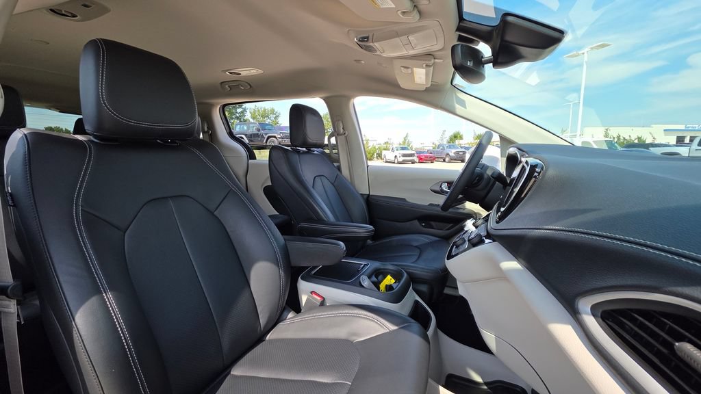 Used 2022 Chrysler Pacifica Touring-L FWD image 12