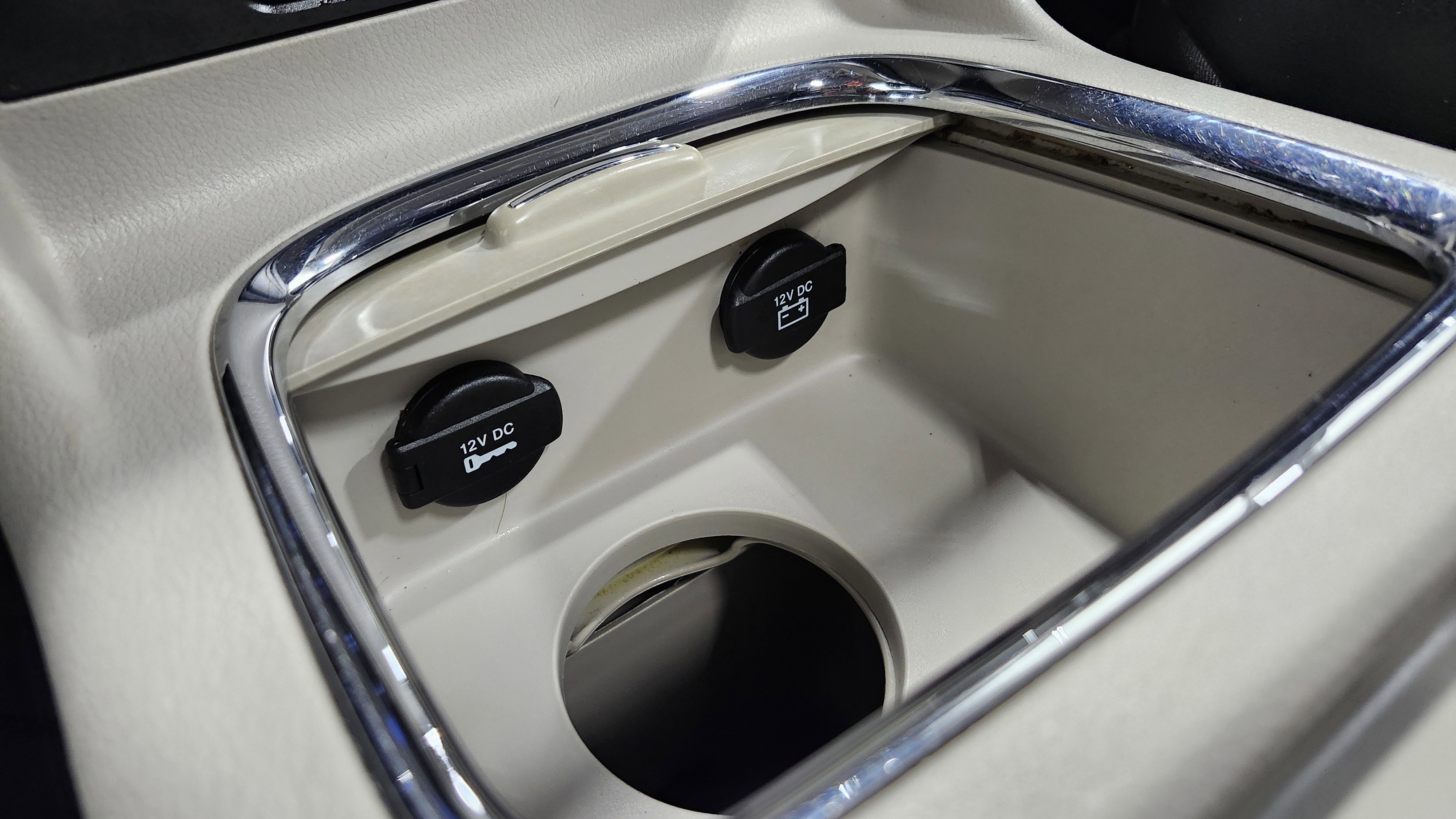 Used 2014 Chrysler Town & Country Touring-L image 34