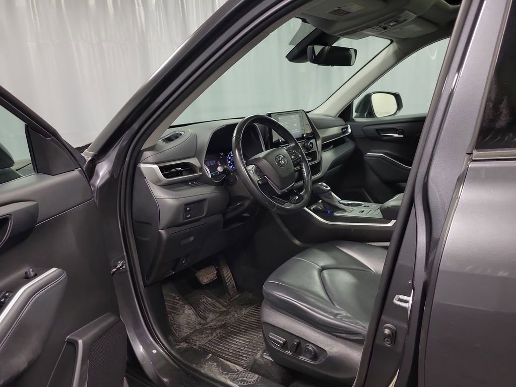 Used 2021 Toyota Highlander XLE image 12