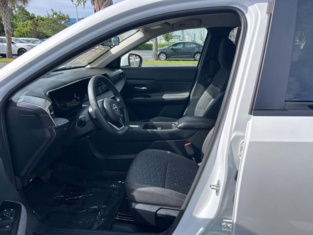 Certified 2025 Nissan Kicks SV FWD image 17
