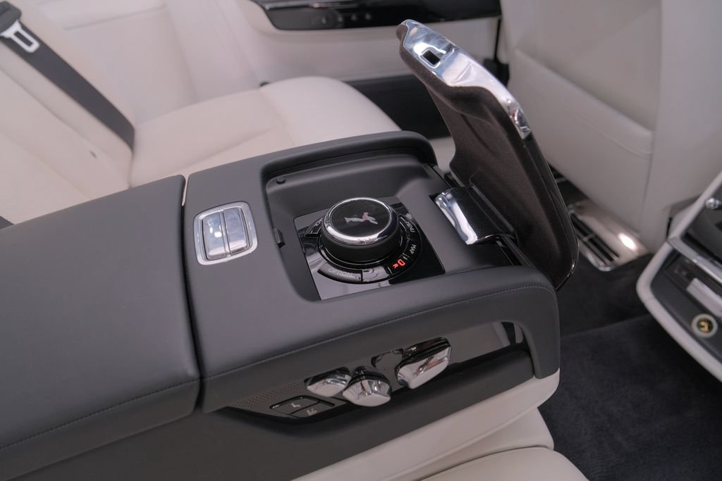Used 2022 Rolls-Royce Phantom Sedan w/ The Phantom Package RWD image 28