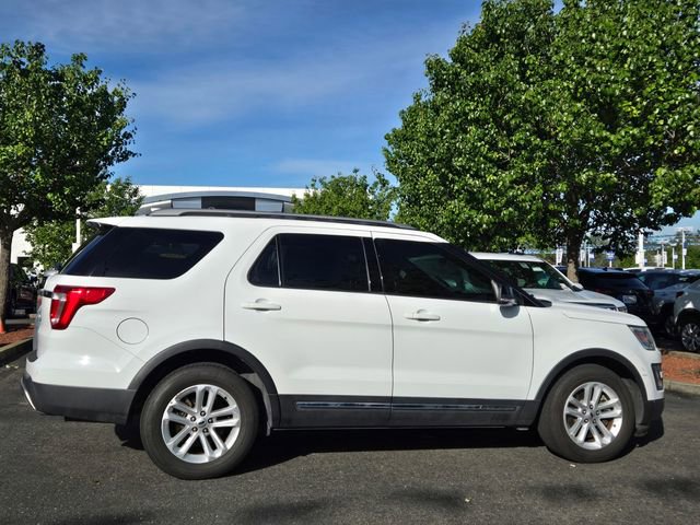 Used 2017 Ford Explorer XLT image 3